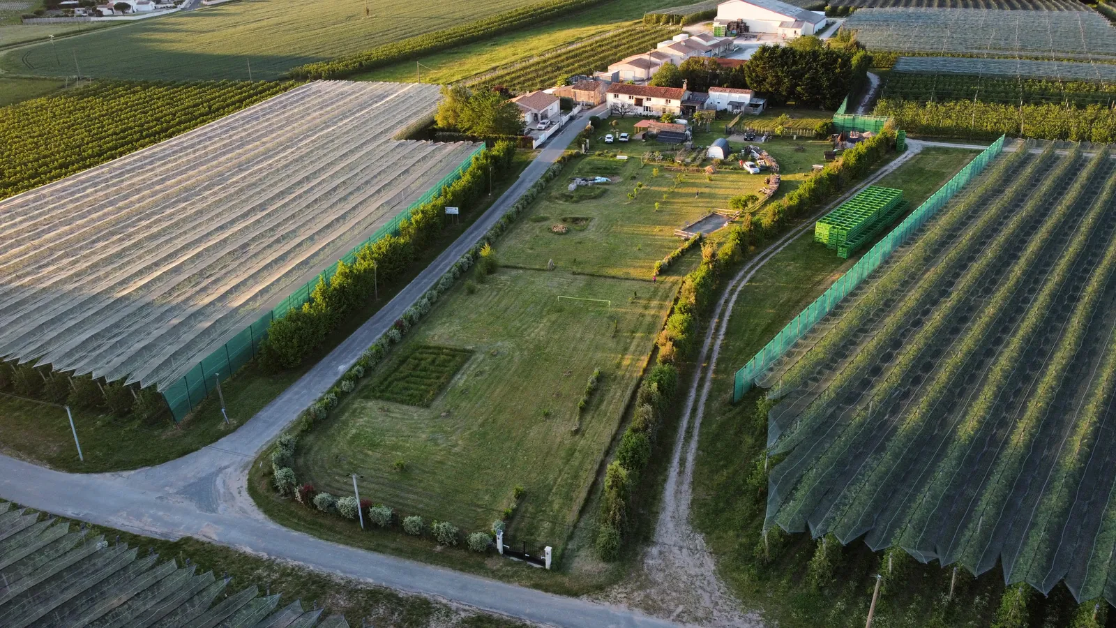 Vue aérienne du Domaine des Boissons au milieu des vergers de Meursac