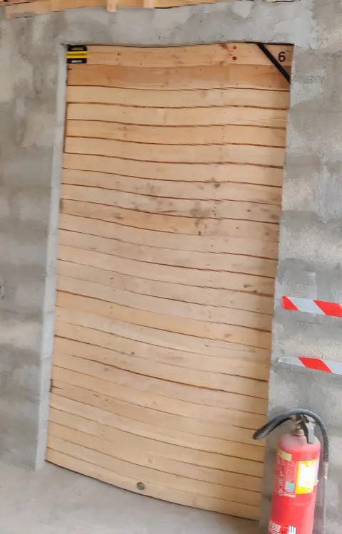 Le box n°6 et sa porte en bois