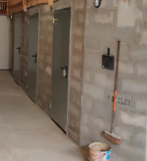 Les portes métalliques des box