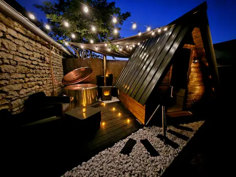 La terrasse, le bain nordique et la cabane au crépuscule