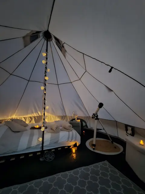 L'intérieur du tipi et sa lunette astronomique