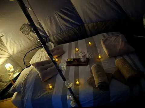 Le lit du tipi préparé avec bougies et serviettes