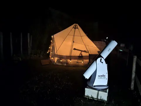 Le tipi illuminé et le télescope Sky-Watcher