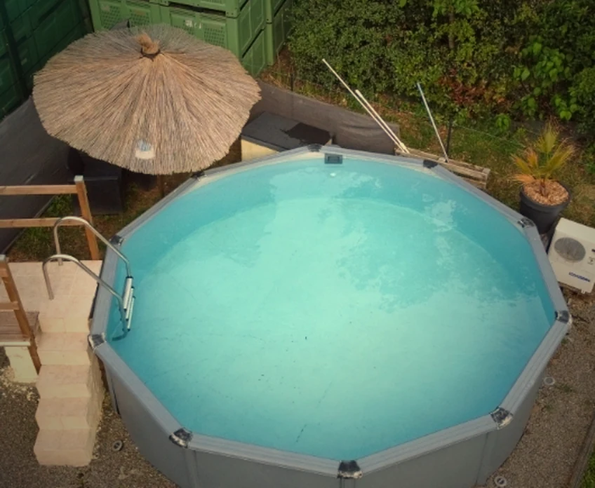 La piscine chauffée du domaine vue du ciel