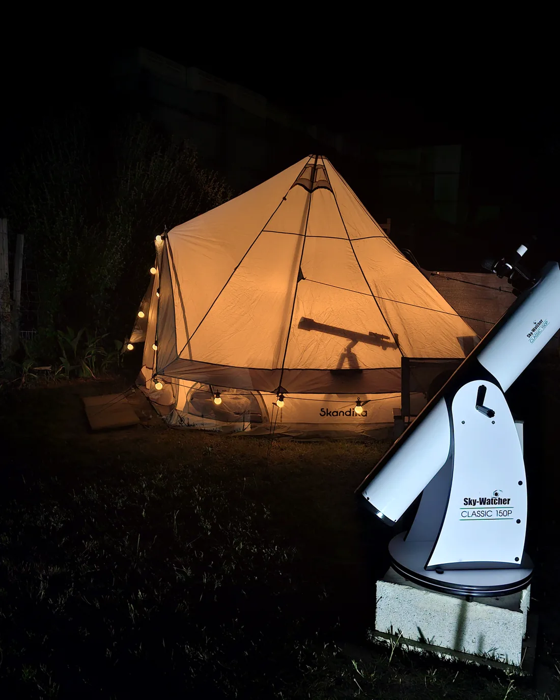 L'Astro-Tipi illuminé la nuit, son télescope Sky-Watcher au premier plan